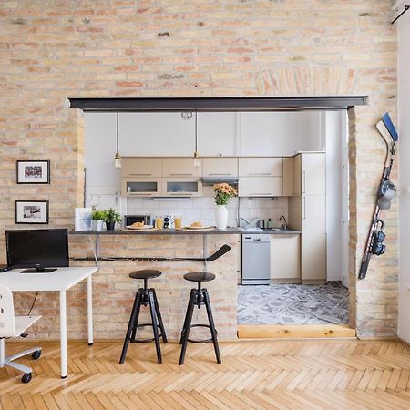 Apartamento Live Like A Local At The Rustic Hockey Hut Budapest Exterior foto