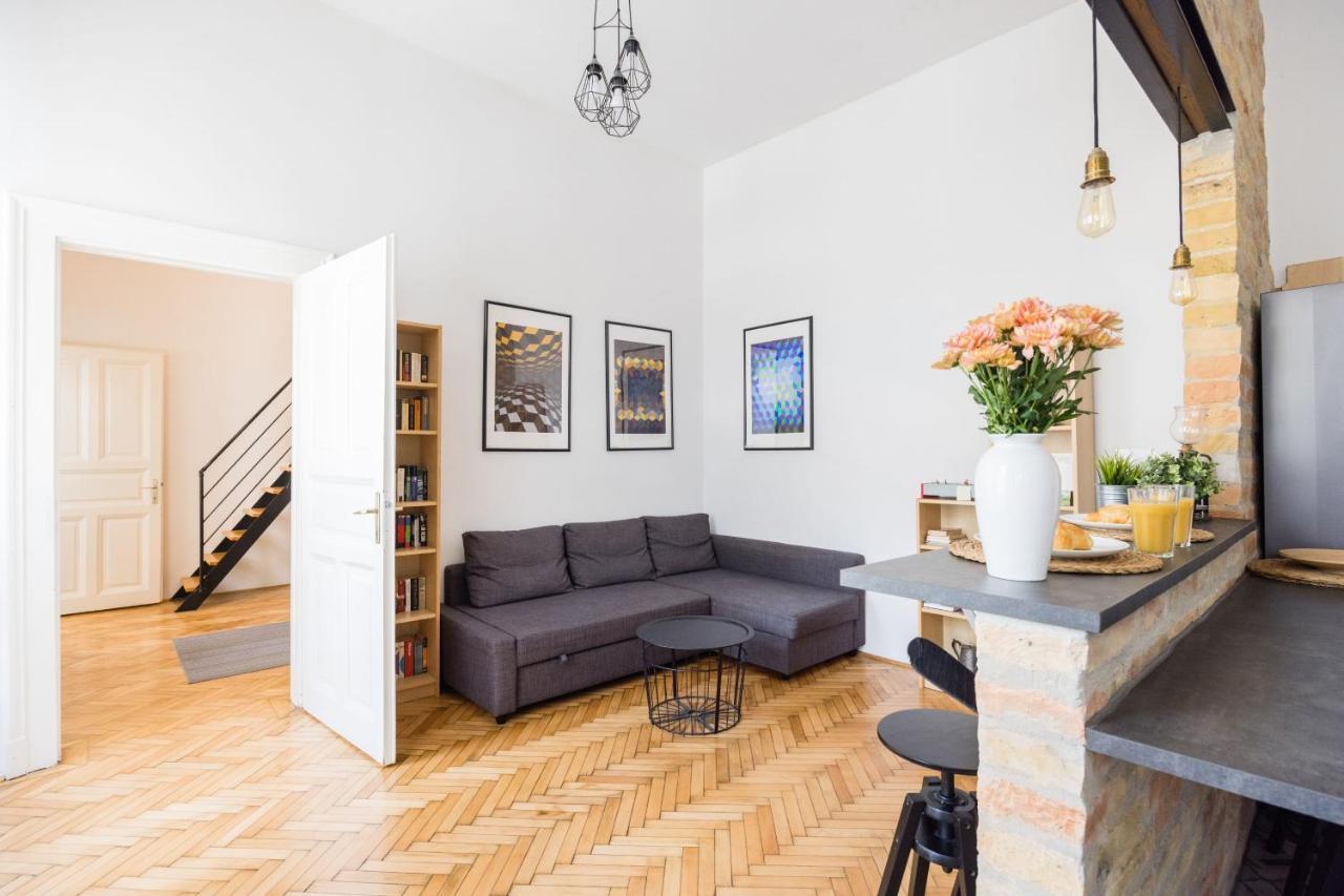 Apartamento Live Like A Local At The Rustic Hockey Hut Budapest Exterior foto