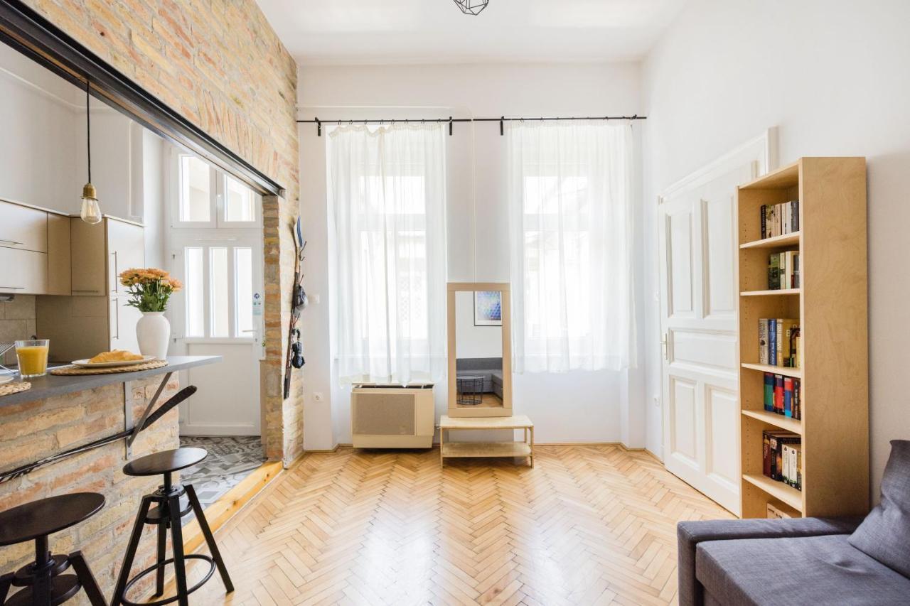 Apartamento Live Like A Local At The Rustic Hockey Hut Budapest Exterior foto