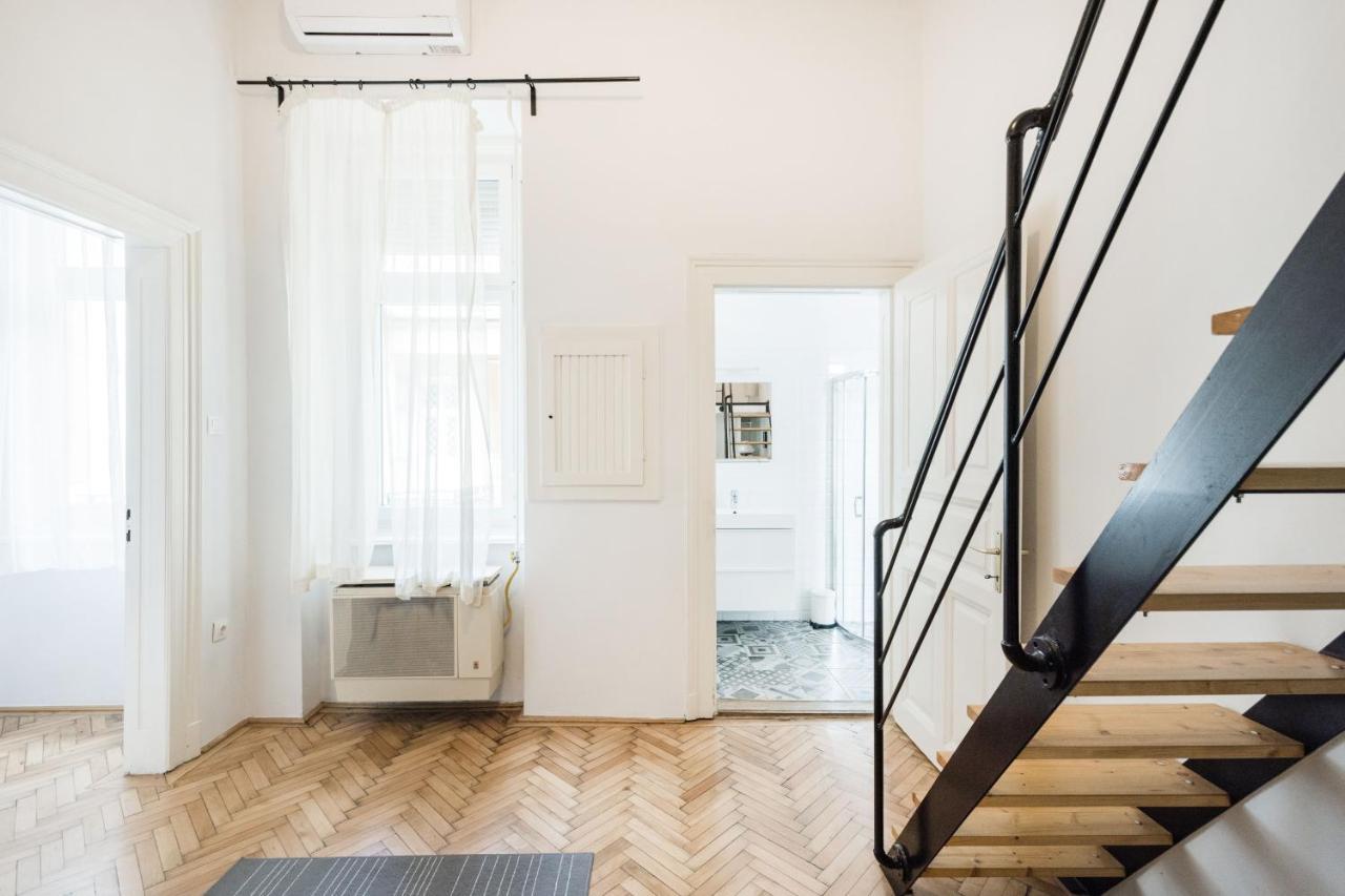 Apartamento Live Like A Local At The Rustic Hockey Hut Budapest Exterior foto
