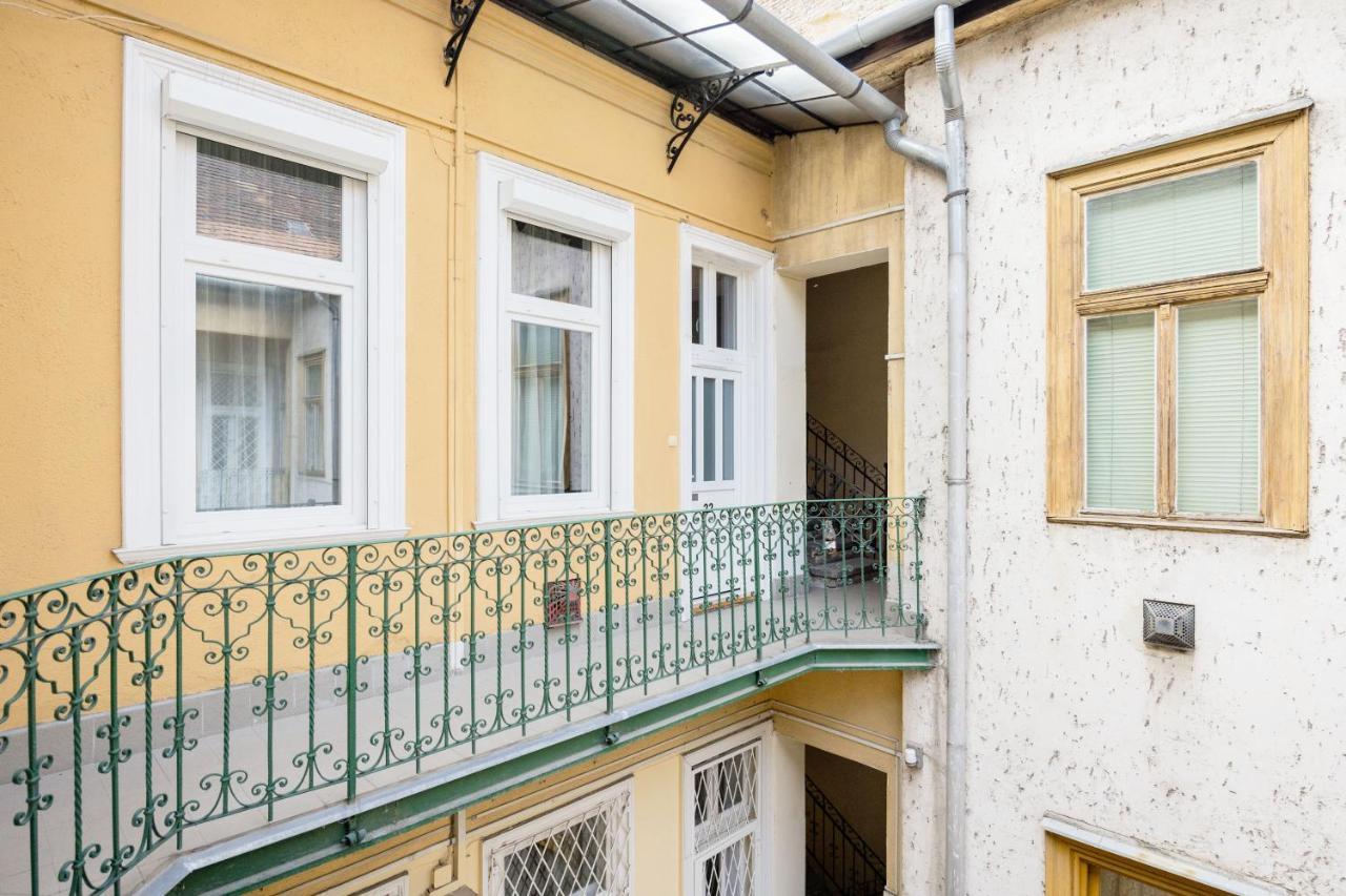 Apartamento Live Like A Local At The Rustic Hockey Hut Budapest Exterior foto