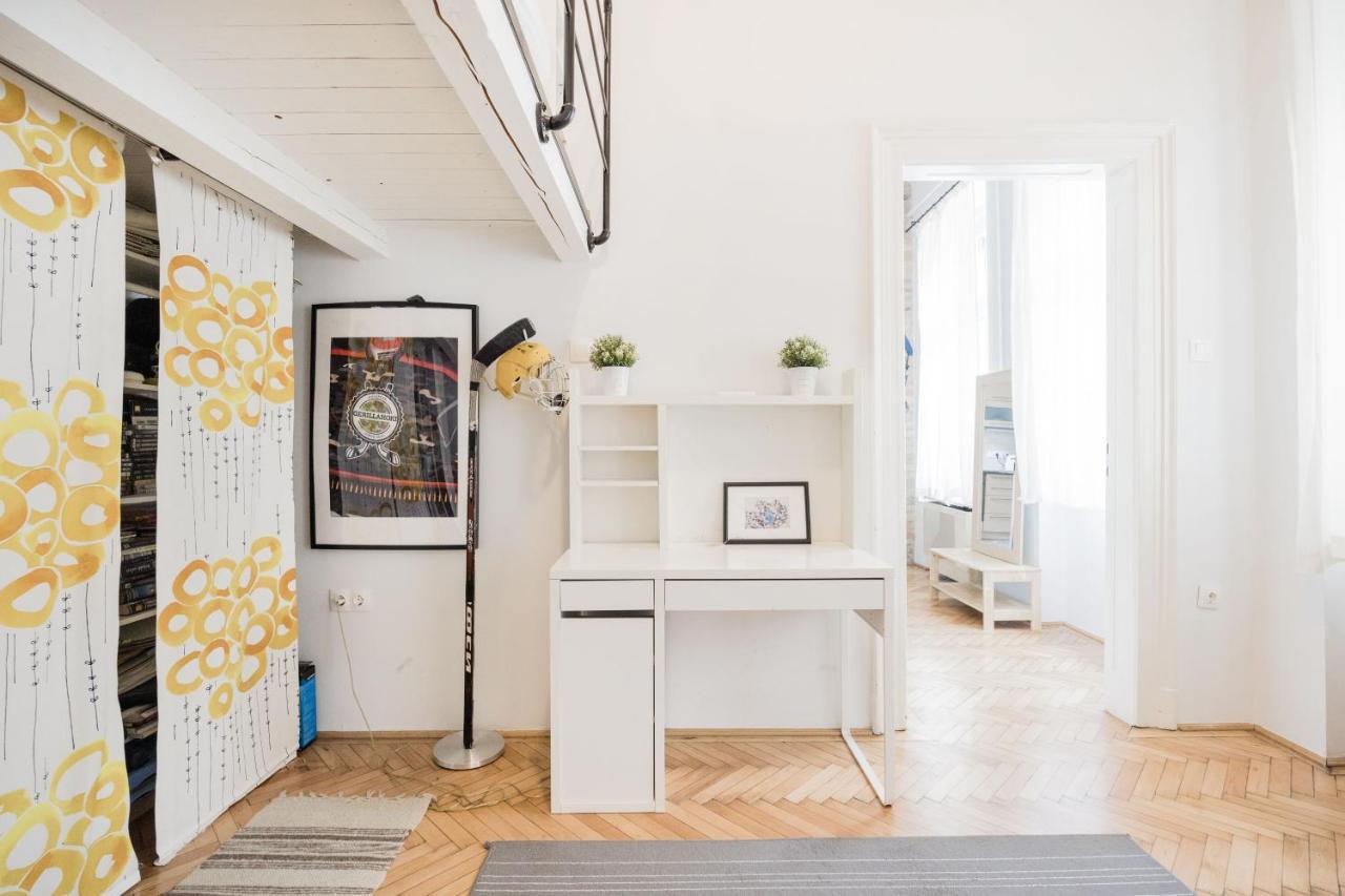 Apartamento Live Like A Local At The Rustic Hockey Hut Budapest Exterior foto