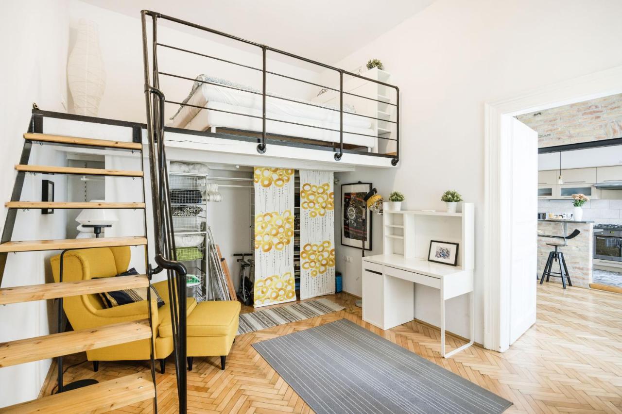 Apartamento Live Like A Local At The Rustic Hockey Hut Budapest Exterior foto