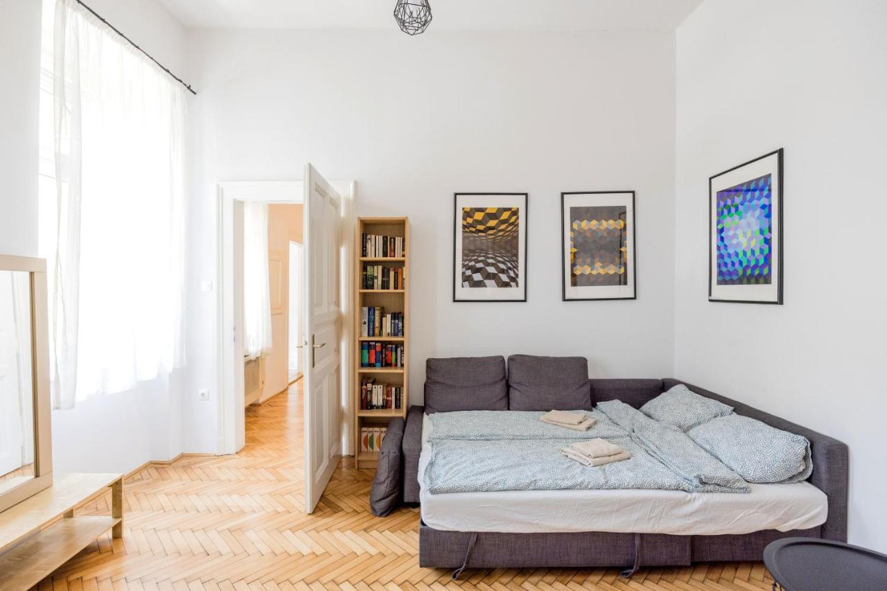 Apartamento Live Like A Local At The Rustic Hockey Hut Budapest Exterior foto
