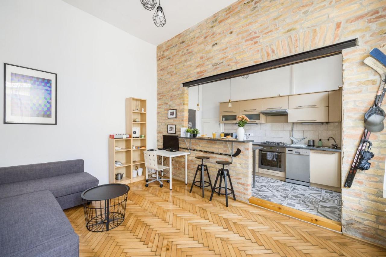Apartamento Live Like A Local At The Rustic Hockey Hut Budapest Exterior foto